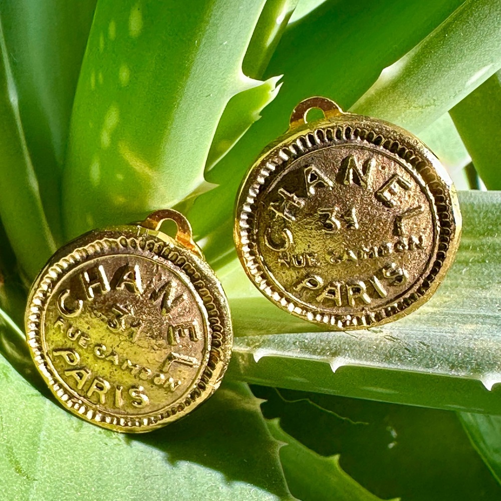 Chanel 31 Rue Cambon Coin round clip on gold toned earrings vintage